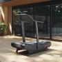 Беговая дорожка Assault Runner Pro (модель 2026, красный логотип) с изогнутым беговым полотном гусеничного типа